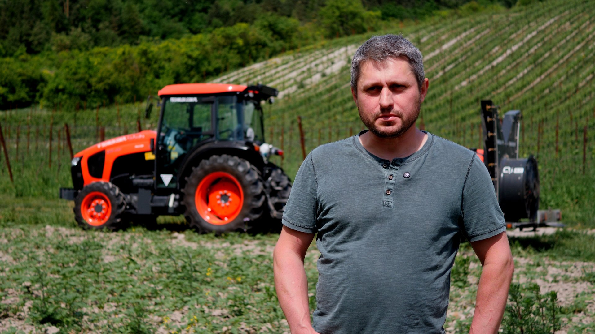 Ciągnik Kubota M5 Narrow z opryskiwaczem XTA. Zobacz, jak pracuje!