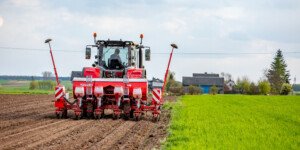 Cennik usług rolniczych — Ile za siew kukurydzy 2025?