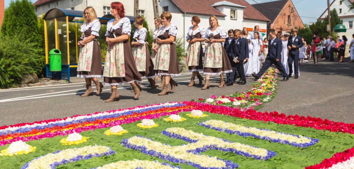 Dywany kwietne na Boże Ciało — lokalne tradycje