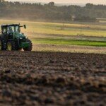 Najnowsze ceny usług rolniczych przy jesiennych pracach w polu – październik 2025