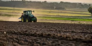 Najnowsze ceny usług rolniczych przy jesiennych pracach w polu – październik 2025