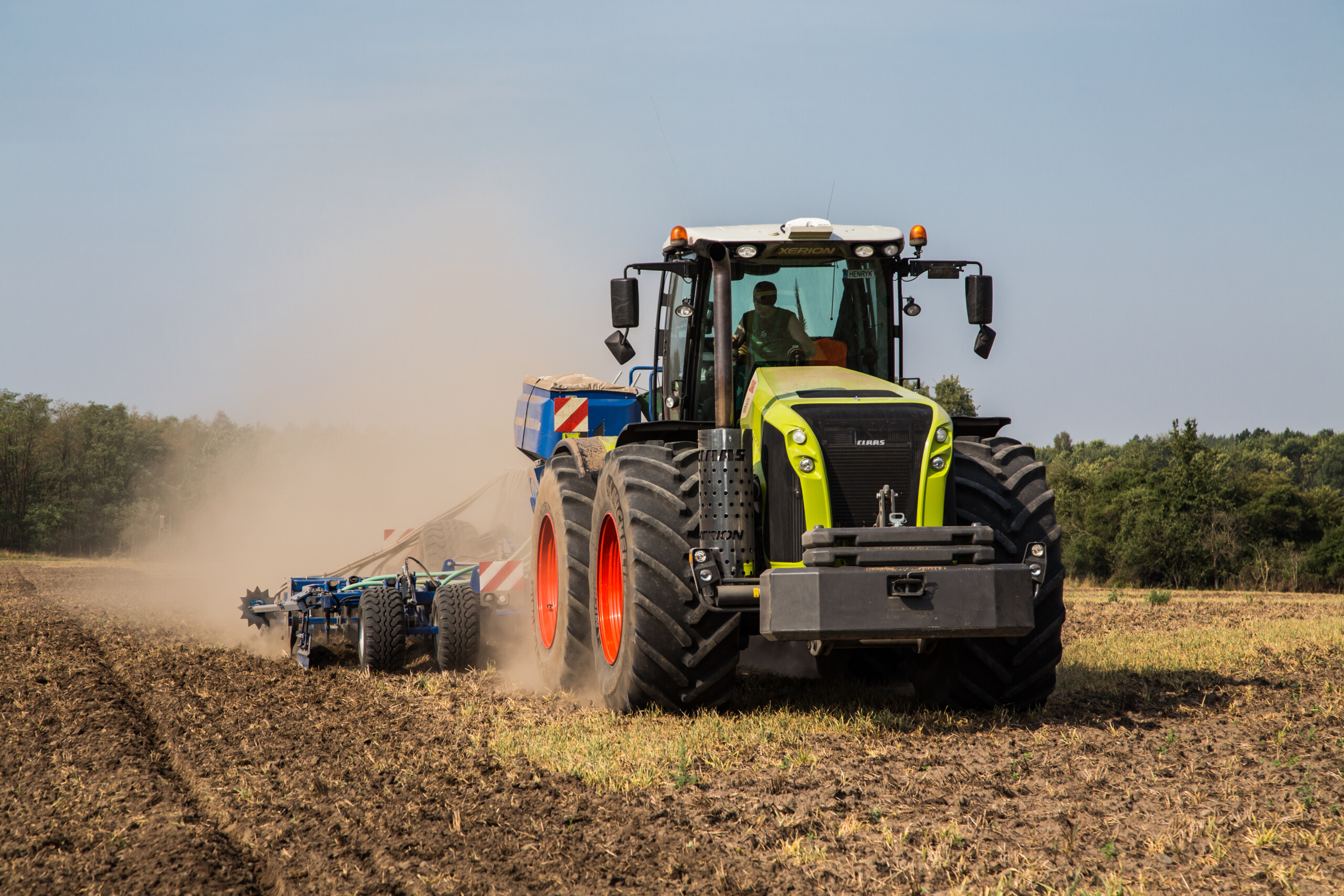 zasiew rzepaku metodą strip till, ciągnik podczas zasiewu, ciągnik Claas, rzepak