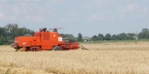 Dachował kombajn. Służby apelują o ostrożność podczas żniw!