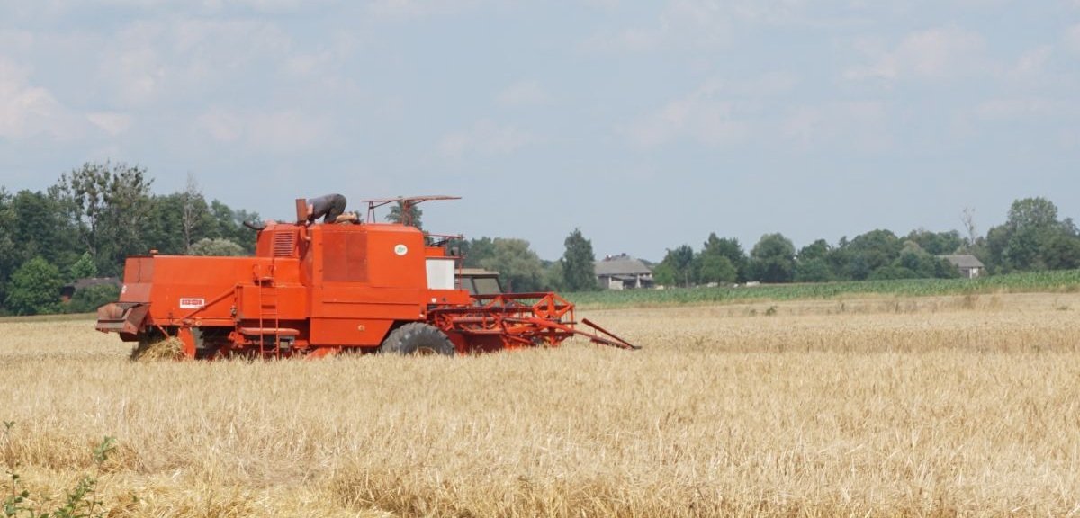 Dachował kombajn. Służby apelują o ostrożność podczas żniw!