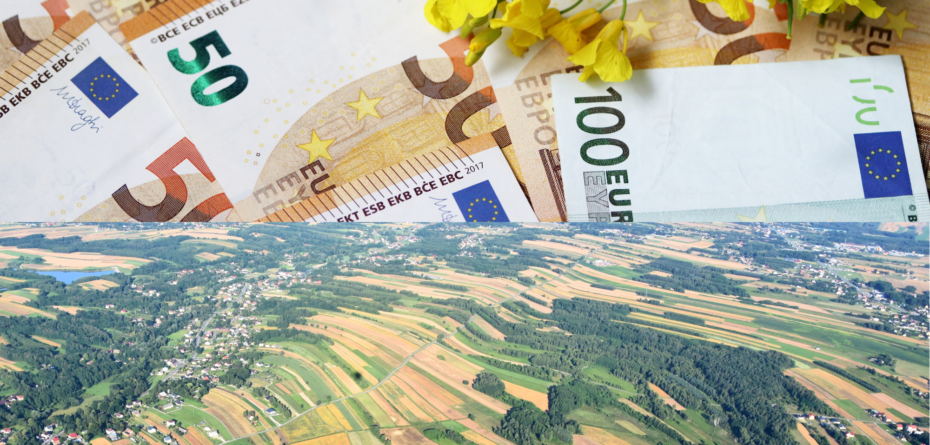Dopłaty bezpośrednie po 2027 roku – euro banknoty i polskie pola uprawne widziane z lotu ptaka.