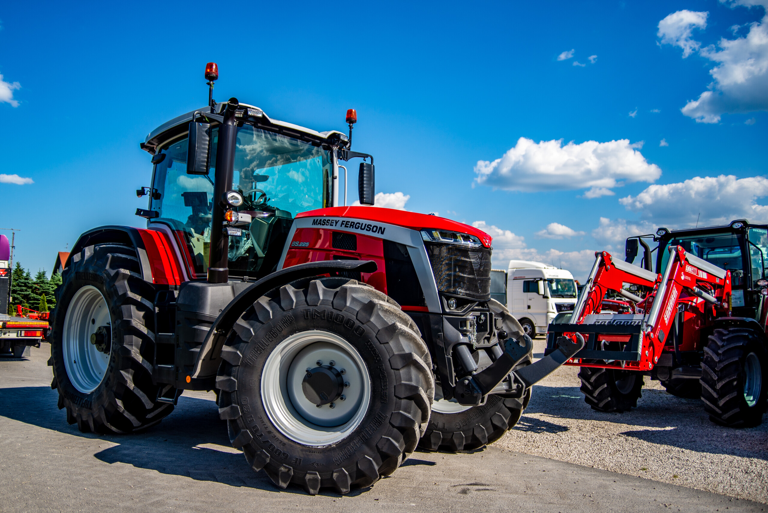 Massey Ferguson 8.225S jako nowość i nagrodzony jako traktor roku 2021 u świętokrzyskiego dealera Lukpol Agro w Górnie