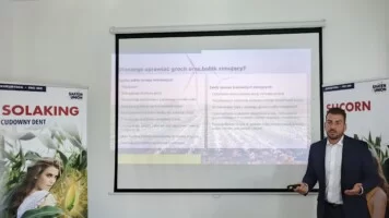 Tomasz Szymański wyjaśniał, dlaczego warto siać zimujące bobowate od Saaten Union.