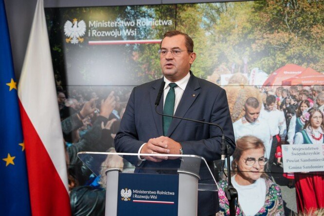 Minister Stefan Krajewski podkreślił, że rząd obniżył oprocentowanie kredytów obrotowych z 1,5% do 1% i przeznaczył na ten cel 700 mln zł do końca roku, zapowiadając możliwość zwiększenia puli w razie dużego zainteresowania.