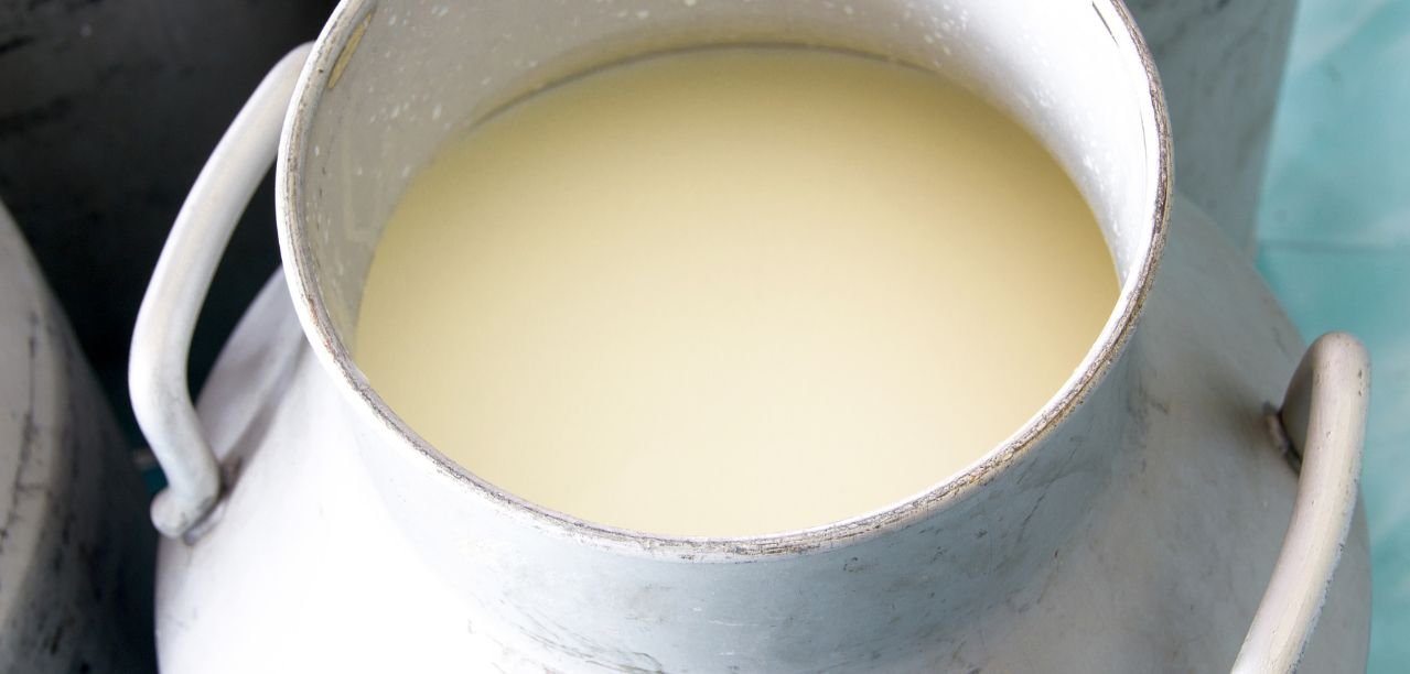 Cena mleka w skupie 2025 – GUS potwierdza pierwszy wzrost cen