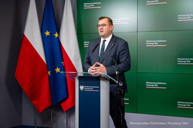 Afera działki w Zabłotni – MRiRW kieruje zawiadomienia do prokuratury, KOWR odzyskuje 160 ha ziemi. Oficjalne stanowiska instytucji państwowych.