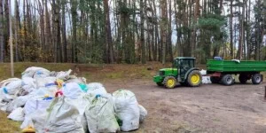 „Rolnicy są zmuszeni płacić podwójnie”. Dopłaty na usuwanie folii trafiły do Sejmu