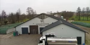 Cena mleka na początku grudnia 2025: ile płacą mleczarnie za małe i duże dostawy?