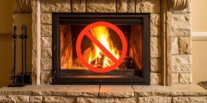 Zakaz palenia w&nbsp;kominkach 2026. Co zmieni się także na wsi?