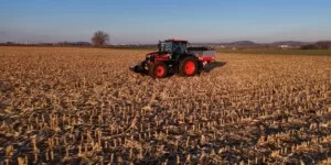 Jak technologia TIM, Kubota M7004 Premium KVT i&nbsp;rozsiewacz GEOSPREAD DSX-W wspierają wydajną pracę na wiosnę?