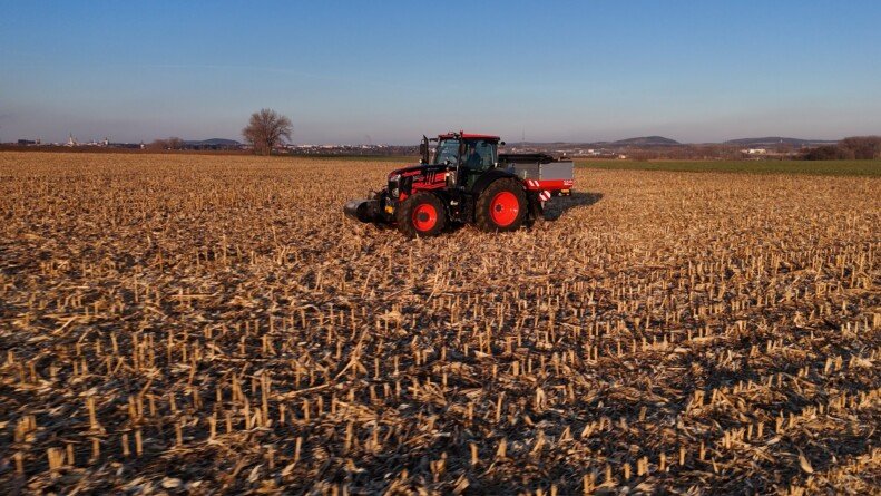 Jak technologia TIM, Kubota M7004 Premium KVT i rozsiewacz GEOSPREAD DSX-W wspierają wydajną pracę na wiosnę?