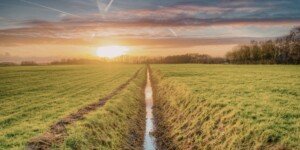 Rów melioracyjny na granicy – czy wolno go zasypać?