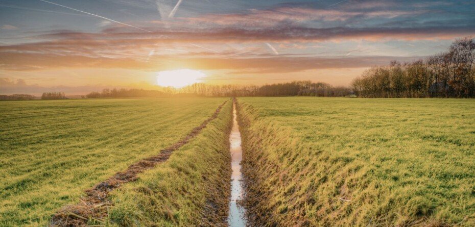 Rów melioracyjny na granicy – czy wolno go zasypać?