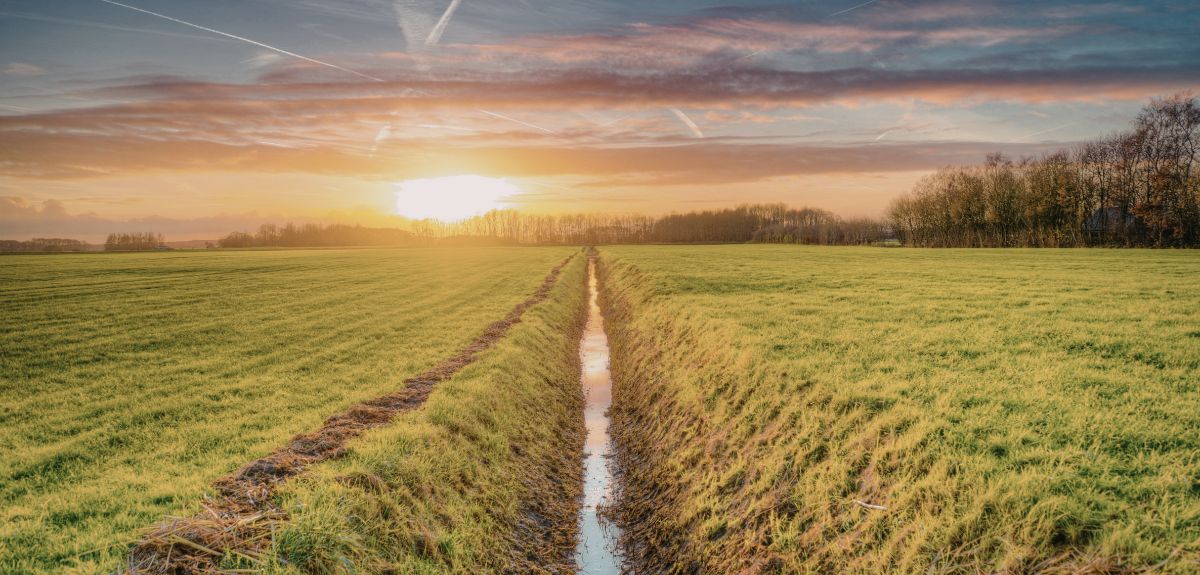 Rów melioracyjny na granicy – czy wolno go zasypać?