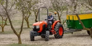 Ciągnik pomocniczy w&nbsp;gospodarstwie rolniczym. Dlaczego seria Kubota L2 sprawdza się w&nbsp;codziennej pracy?