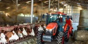 Ciągnik do gospodarstwa mlecznego: zwrotność, hydraulika i&nbsp;stabilność pracy każdego dnia