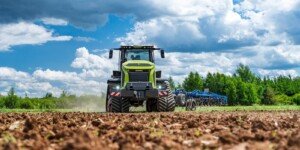 Ceny ziemi rolnej 2026: nawet 50 tys. zł różnicy za hektar