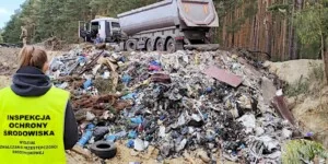 Nielegalne odpady na polu lub w&nbsp;hali? Rolnik może zostać z&nbsp;ogromną karą
