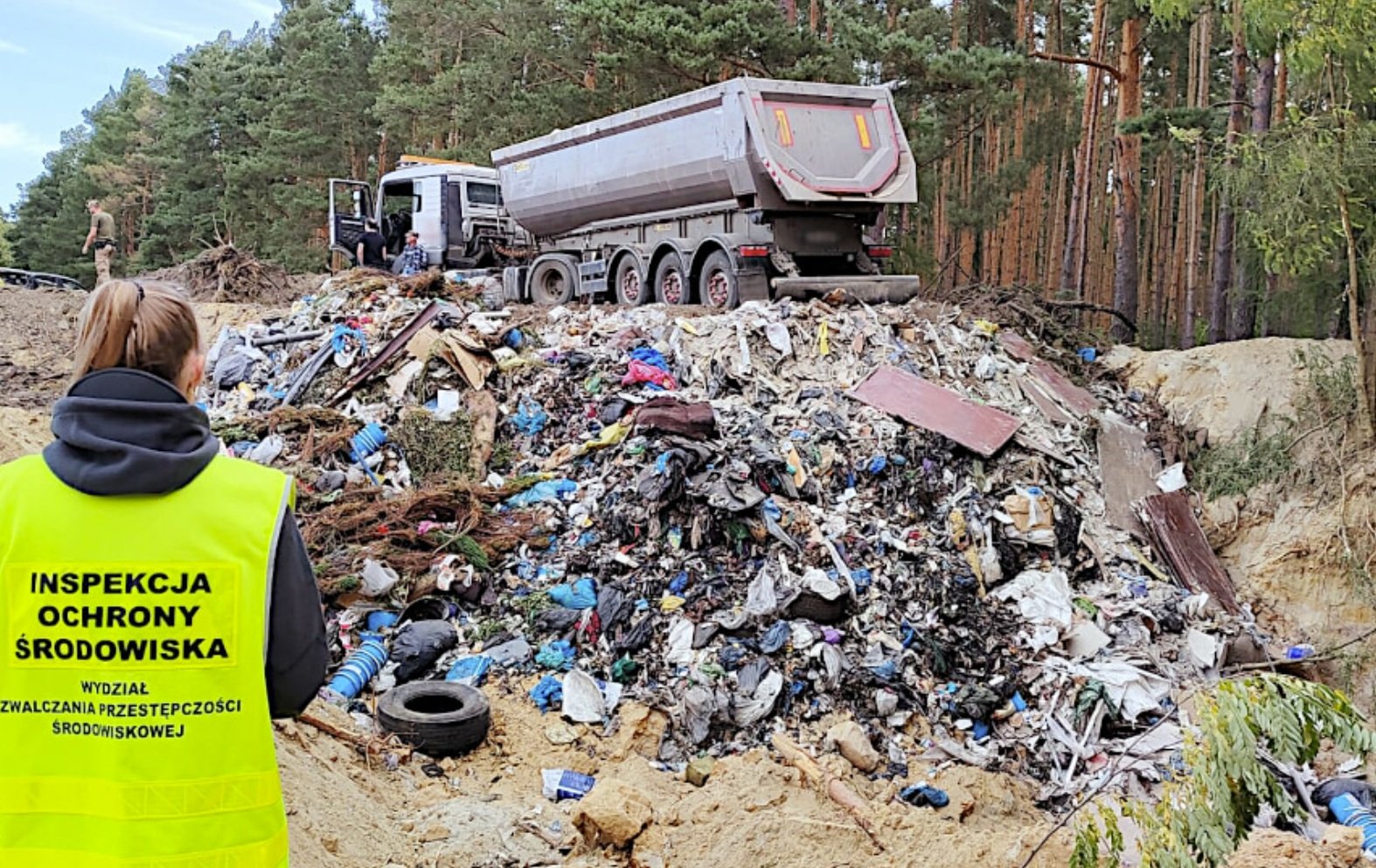 Nielegalne odpady na polu lub w hali? Rolnik może zostać z ogromną karą