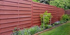 Czy trzeba płacić za ogrodzenie sąsiada? W&nbsp;gospodarstwie liczy się granica, dojazd i&nbsp;koszty płotu