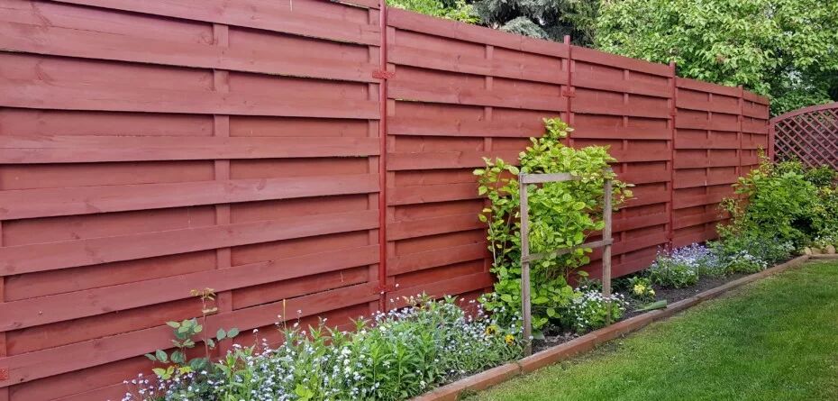 Czy trzeba płacić za ogrodzenie sąsiada? W&nbsp;gospodarstwie liczy się granica, dojazd i&nbsp;koszty płotu