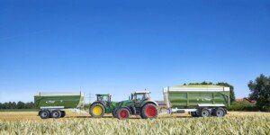 Przyczepa rolnicza tandem z&nbsp;osią skrętną. Jakie są zalety?