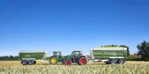 Przyczepa rolnicza tandem z&nbsp;osią skrętną. Jakie są zalety?