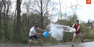 Stara tradycja oblewania wodą wraca? Zapomniany sens śmigusa-dyngusa