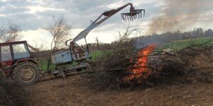 Ognisko na działce może skończyć się grzywną. Rolnicy często popełniają ten błąd