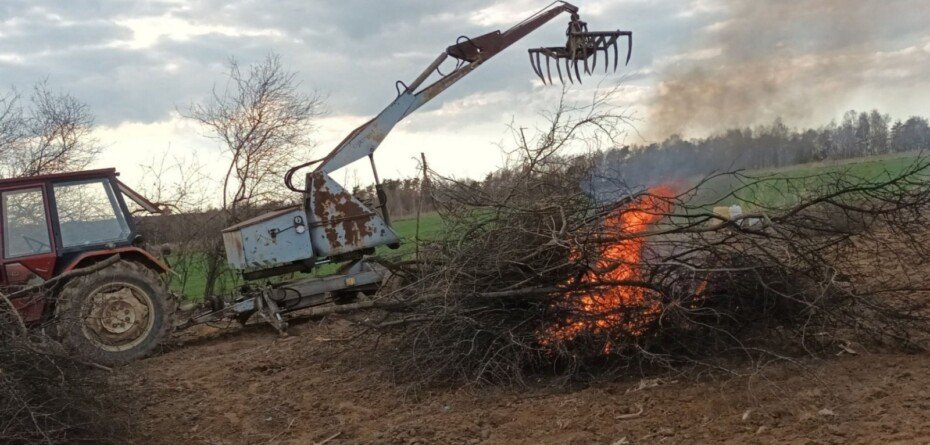 Ognisko na działce może skończyć się grzywną. Rolnicy często popełniają ten błąd