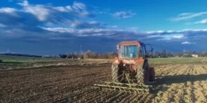 Droższe nawozy i&nbsp;paliwo. Kiedy ruszy pomoc od rządu dla rolników?