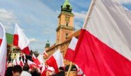 Protest rolników 20 maja-plac zamkowy-maniferstacja-flaga Polski-bialo-czerwona