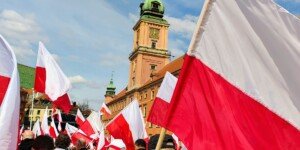 Protest rolników 20 maja-plac zamkowy-maniferstacja-flaga Polski-bialo-czerwona