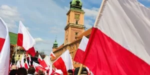 Protest rolników 20 maja-plac zamkowy-maniferstacja-flaga Polski-bialo-czerwona
