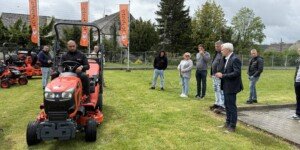 Maszyny komunalne Kubota podczas pokazów Agromat w warunkach mokrej trawy