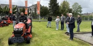 Maszyny komunalne Kubota podczas pokazów Agromat w warunkach mokrej trawy