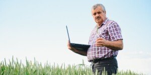 Zmniejszenie kwoty dopłatrolnik z komputerem-rolnik na polu