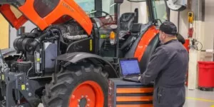 Ciągnik Kubota po gwarancji. Jak zadbać o gotowość maszyny w intensywnym sezonie?