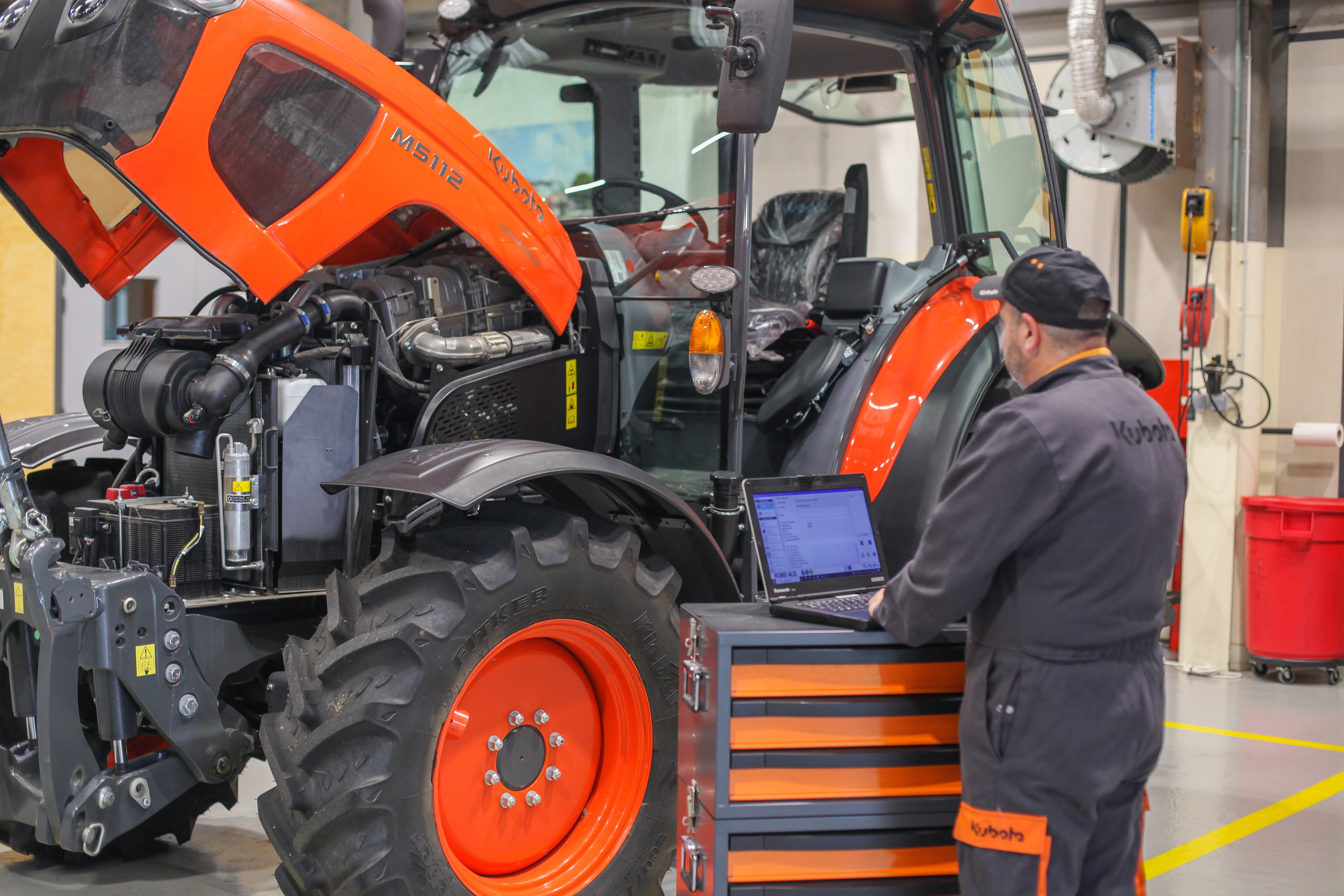 Ciągnik Kubota po gwarancji. Jak zadbać o gotowość maszyny w szczycie sezonu?