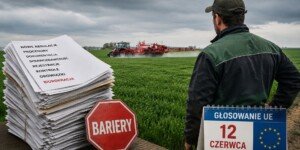 nowe przepisy dla rolnictwa-Rolnik na tle pola uprawnego i opryskiwacza. Obok widoczne dokumenty dotyczące głosowania w sprawie środków ochrony roślin.