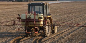 kontrole ARiMR 2026 gospodarstw rolnych do 10 ha, zdjęcie przedstawia ciągnik rolniczy na polu