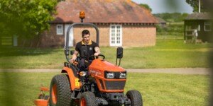 Jaki mały ciągnik do gospodarstwa? 7 rzeczy, które warto sprawdzić przed zakupem